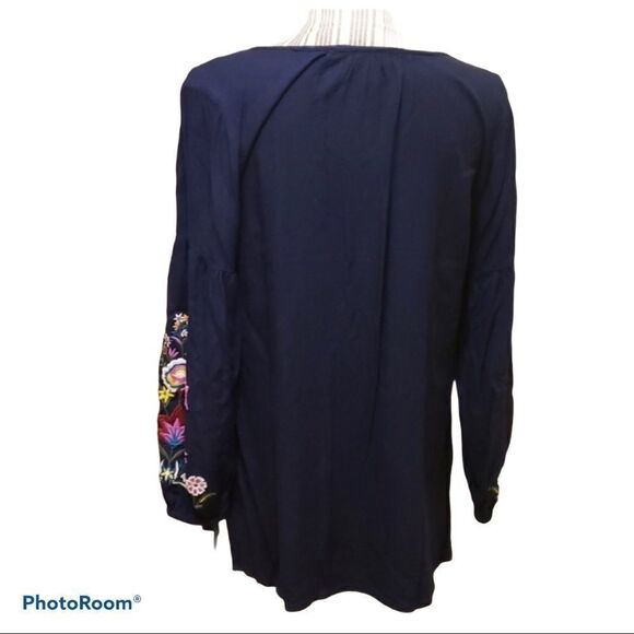 ❤ 3/$20 Old Navy embroidered peasant shirt - Picture 2 of 7